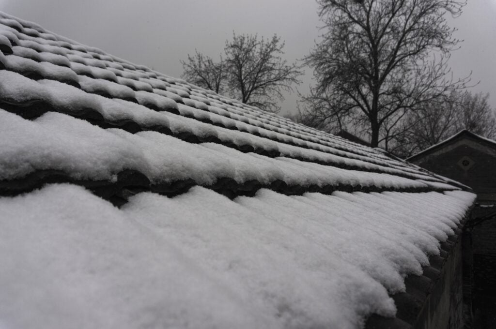 How Snow & Ice Impact Flat Commercial Roofs